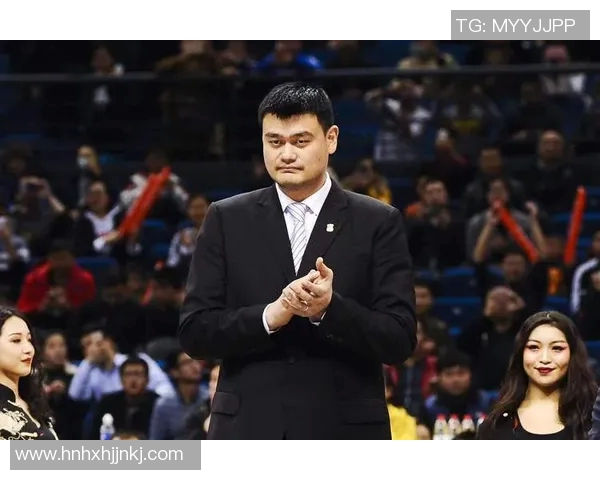 姚明在赛场上霸气吼叫展现领袖风范引发全场热烈反响