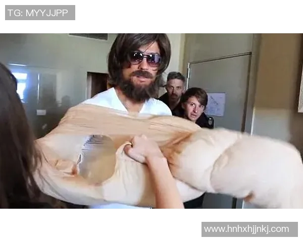 足球明星化身普通路人街头踢球引发路人围观惊喜反应 足球明星化身普通路人街头踢球引发路人围观惊喜反应