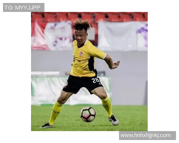 暗色头像下的足球明星男孩展现青春梦想与拼搏精神