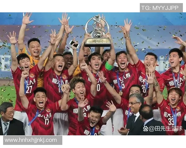 足球明星与荣誉奖杯的精彩瞬间定格在镜头中展现辉煌成就与不懈追求的完美结合